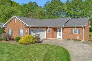 210 Old Brickyard Cir, North Wilkesboro, NC 28659 - Photo 2