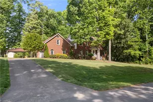 949 Aquaview Dr, Kernersville, NC 27284 - Photo 2
