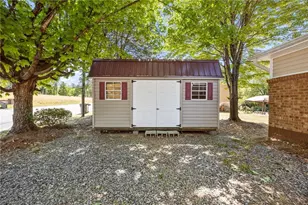 1138 Liberty Dr, Thomasville, NC 27360 - Photo 4