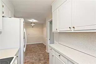 3012 Shamrock Dr, Greensboro, NC 27408 - Photo 10
