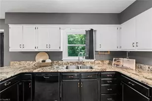 3919 Pondfield Ct, Greensboro, NC 27410 - Photo 10