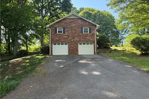 910 Forestglen Dr, Winston-Salem, NC 27103 - Photo 10