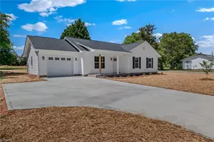 859 W Lee Ave, Yadkinville, NC 27055 - Photo 4