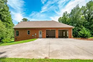 123 Pleasant Dr, Thomasville, NC 27360 - Photo 2