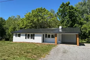 162 Green Valley St, North Wilkesboro, NC 28659 - Photo 2