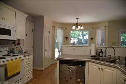 915 New Hampshire Drive, Jamestown, NC 27282 - Photo 10