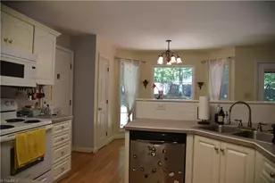 915 New Hampshire Dr, Jamestown, NC 27282 - Photo 10