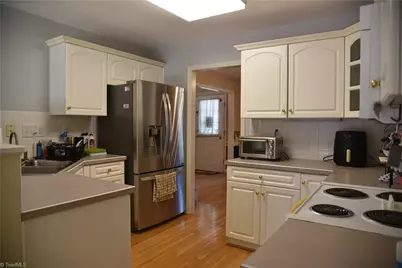 915 New Hampshire Drive, Jamestown, NC 27282 - Photo 8
