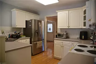 915 New Hampshire Dr, Jamestown, NC 27282 - Photo 8