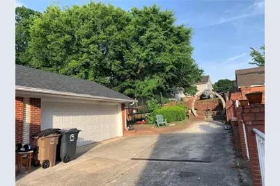 2111 S Benbow Road, Greensboro, NC 27406 - Photo 18