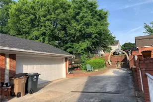 2111 S Benbow Rd, Greensboro, NC 27406 - Photo 18