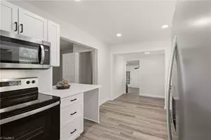 2627 Stratford Dr, Greensboro, NC 27408 - Photo 10