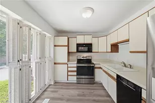 1121 Sherwood Dr, Burlington, NC 27215 - Photo 8