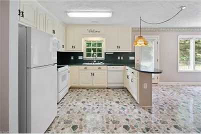 211 S Boyles Street, Pilot Mountain, NC 27041 - Photo 14