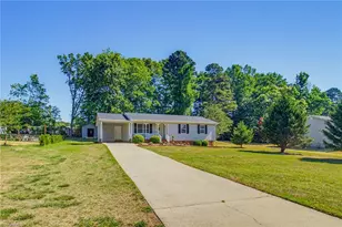 304 Oakwood Cir, Lexington, NC 27295 - Photo 2