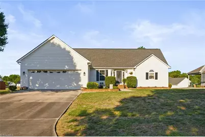 101 Erin Lane, Thomasville, NC 27360 - Photo 2