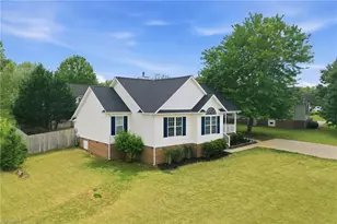 608 Fernway Dr, Burlington, NC 27217 - Photo 2