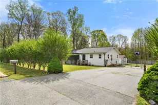 569 Pilot Cir, Thomasville, NC 27360 - Photo 4