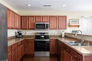3929 Foliage Dr, Winston-Salem, NC 27101 - Photo 6