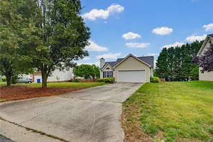 1509 Squires Ln, Kernersville, NC 27284 - Photo 4