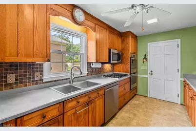 1004 Kemp Road W, Greensboro, NC 27410 - Photo 10