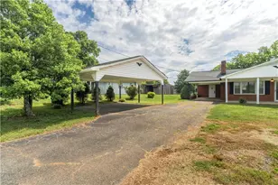 1427 Reeves Mill Rd, Mount Airy, NC 27030 - Photo 2