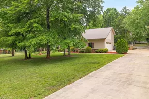104 Willowbrook Dr, Thomasville, NC 27360 - Photo 1