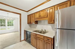889 Brookleigh Ct, Winston-Salem, NC 27104 - Photo 10