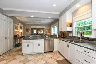 33 Fountain Manor Dr, Greensboro, NC 27405 - Photo 10