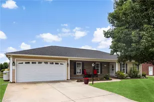 136 Meadowview Rd, Mocksville, NC 27028 - Photo 2