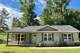 1 Lambeth Dr, Thomasville, NC 27360 - Photo 2