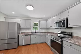 515 E Willowbrook Dr, Burlington, NC 27215 - Photo 4