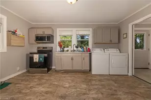 1009 7th St, North Wilkesboro, NC 28659 - Photo 10