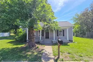 106 S Fieldcrest Rd, Eden, NC 27288 - Photo 2