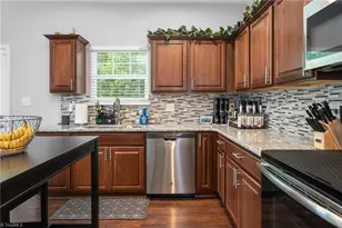 114 Summerland Dr, Greensboro, NC 27405 - Photo 10