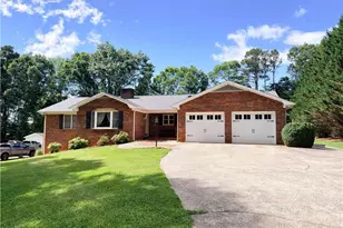 204 Windsor Park Dr, Dobson, NC 27017 - Photo 2