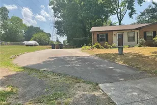 2 Pyracantha Ct, Greensboro, NC 27405 - Photo 2