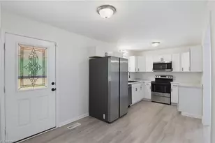 1615 Upland Dr, Greensboro, NC 27405 - Photo 14