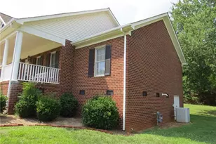 1464 Steve St, Kernersville, NC 27284 - Photo 6