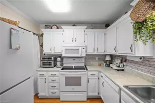736 Salem St, Thomasville, NC 27360 - Photo 10