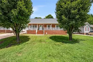 108 Larkspur Ln, Thomasville, NC 27360 - Photo 2