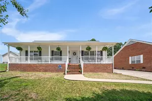 110 Larkspur Ln, Thomasville, NC 27360 - Photo 2