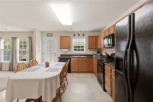 1533 Hamilton Hills Dr, Greensboro, NC 27406 - Photo 8