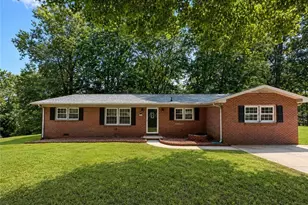 364 Sherwood Forest Dr, North Wilkesboro, NC 28659 - Photo 2