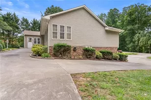 675 Country Club Rd, Wilkesboro, NC 28697 - Photo 4