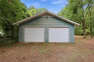 719 Greenwood Dr, Burlington, NC 27217 - Photo 32