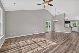 1575 Farningham Ln, Burlington, NC 27215 - Photo 4