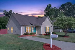 1575 Farningham Ln, Burlington, NC 27215 - Photo 2