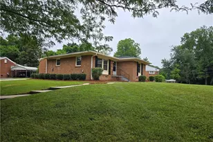 2116 Larkspur Dr, Greensboro, NC 27405 - Photo 2