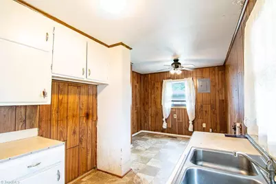 605 E Morehead Street, Reidsville, NC 27320 - Photo 8